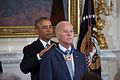 12 января 2017 года Президент США Барак Обама награждает вице-президента Байдена медалью с отличием.