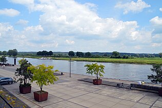 Maasboulevard met zicht op de Stuwwal en de Mookerheide