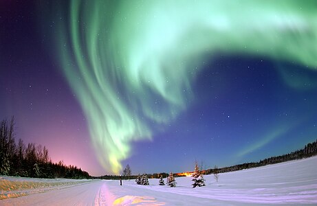 أضواء الشفق القطبي، أو الأضواء الشماليَّة، فوق بُحيرة الدب في قاعدة أيلسون الجويَّة في ألاسكا