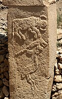Baixo relevo do sítio arqueológico neolítico pré-oleiro de Göbekli Tepe, que se acredita representar um touro, uma raposa e um grou, c. 9.000 a.C.