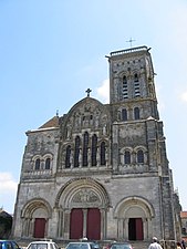 La fachada de la basílica Sainte-Marie-Madeleine de Vézelay, inscrita en el patrimonio mundial de la UNESCO.