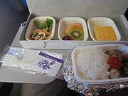 厦門航空の成田発厦門行きのエコノミークラス機内食。（2017年12月）