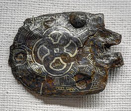 Plaque de ceinture en fer damasquinée du haut Moyen Âge, exposée au musée d'Histoire et d'Archéologie de Belfort.