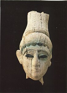 Tête sculptée en ivoire. Musée de Damas.