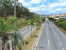 Avenida Pedro Linhares Gomes com a Usiminas ao fundo, em Ipatinga.