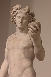 Il Dioniso detto "Cavaliere", copia romana di un originale del 300 a.C. circa, attribuito a Prassitele o all'ambiente prassitelico (Parigi, Museo del Louvre)
