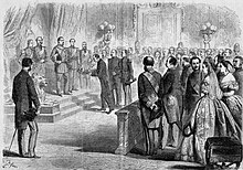 Une foule composée d'hommes en uniformes et de femmes richement parées entoure un petit groupe de personnes dans un palais.