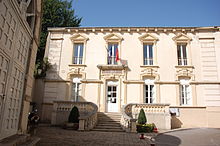 Photographie en couleur de l'ancienne mairie (devenue office du tourisme le 14 juillet 2013 suite au déménagement de la mairie dans de nouveaux locaux.