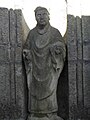 Le lavoir de Saint-Caradec : statue de saint Caradec.