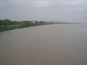 Taptė ties Suratu vasaros musono metu