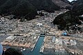 東北地方太平洋沖地震に伴って発生した津波で壊滅した大槌町赤浜地区の岩手造船所付近。画面中央に、民宿の屋根に乗り上げた観光船「はまゆり」が見える。2011年3月15日撮影。