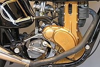 De ontstekingsmagneet achter de cilinder werd door tandwielen aangedreven. De goudkleur leek op toepassing van bronzen onderdelen, maar het was een goudkleurige anti-corrosielak op magnesium-onderdelen.