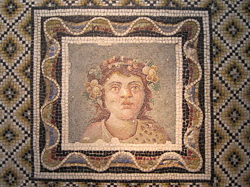 Mosaïque de sol représentant le buste de Dionysos.