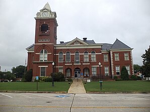 Butts County Courthouse (2013). Das Courthouse wurde 1898 fertiggestellt und weist Stilelemente Viktorianischer Architektur auf. Im September 1980 wurde das Butts County Courthouse in das NRHP eingetragen.[1]