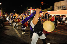 Rombongan penari rakyat eisa tampil pada malam hari di Karnaval Internasional Okinawa 2010.