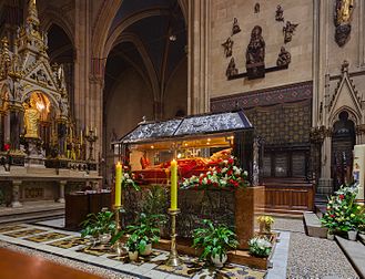 Le tombeau du bienheureux cardinal Stepinac, surmonté d'une châsse comportant un mannequin de cire le représentant, en la cathédrale de Zagreb. (définition réelle 4 602 × 3 529)