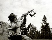 スプリングフィールドM1873改造の索発射銃を構えるアメリカ合衆国森林局（英語版）の研究者(1948年)