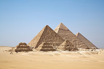تُعد أهرامات الجيزة من أكثر رموز حضارة مصر القديمة تميزًا.[77]