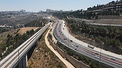 הכניסה למנהרה לכיוון תחנת נבון, ברקע ירושלים ומימין כביש 1