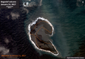 Analyse des évolutions du rivage de l'île Bogoslof, à la suite de l'activité volcanique entre les 11 et 24 janvier 2017. L'image de base est une vue satellite du 24 janvier 2017. Le rivage du 11 janvier est symbolisé par un pointillé orange.