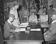 Korgeneral Masatane Kanda, Papua Yeni Gine'nin Bougainville Adası'ndaki Japon kuvvetlerinin teslim antlaşmasını imzaladı. (8 Eylül 1945)
