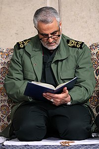Qasem Soleimani llegint l'Alcorà durant la cerermònia en memòria d'Akbar Hashemi