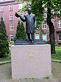 Statue av Kong Olav bak Stiftsgården i Trondheim.