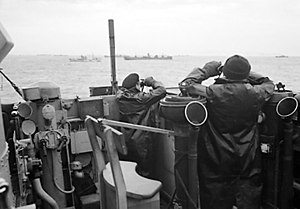 Офицеры на мостике британского эсминца ведут наблюдение. Конвой октября 1941