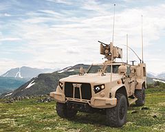 2016 Oshkosh L-ATV toegerus met EOS R-400S-MK2 afstandbeheerde wapenstelsel en 'n M230 LF 30 mm liggewig outomatiese masjiengeweer.