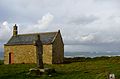 Landunvez : la chapelle Saint-Samson et sa croix.