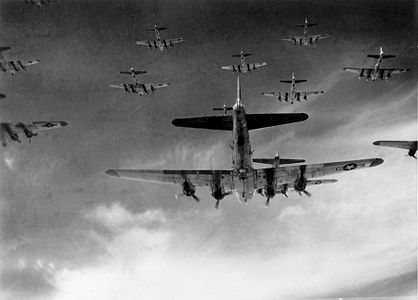 USAAF 398. Bombardıman Grubu'na bağlı B-17 Flying Fortress bombardıman uçakları, Neumünster üzerinde (13 Nisan 1945). (Üreten: USAAF)