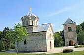 Staro Hopovoklostrets klosterkyrka och dess klocktorn i Serbien.