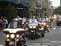 Parade de motards sur la 54e Rue.