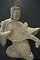 Musicien céleste jouant du pipa, prov. grotte Yungang (?), grès H. 43,5 L. 30 P. 3 cm. Musée Cernuschi[68]