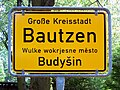Пограничный знак Баутцен/Будишин на немецком и верхнесорбском языках