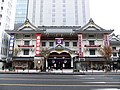 Kabuki-za gledališče je med Ginzo in Csukidžijem, približno 15 minut hoje stran od trgovine Micukoši