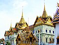 Smaragdtemplið í Bangkok er kallað upp eftir grønu játustandmyndini av Budda, sum stendur inni í templinum.