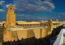 E Madhe Xhamia e Kairouanit, e njohur edhe si Xhamia e Uqba, e themeluar në 670, datat në gjendjen e saj të tanishme nga 9-të të shekullit, një nga kryeveprat e arkitekturës Islame. e Vendosur në Kairouan, Tunizi.