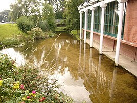 Floden Hehlenriede ved rådhuset i Isenbüttel.