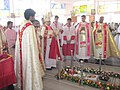 Syrsko-malabarský katolický biskup držící křesťanský kříž Mar Thoma, který symbolizuje dědictví a identitu syrské církve indických křesťanů svatého Tomáše.