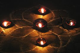 Karthikai Deepam est une fête religieuse particulière au Tamil Nadu, durant laquelle les maisons et les temples se parent de lampes à huile.