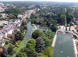 Vierzon ja sen läpi kulkevat Yèvrejoki ja Canal de Berry