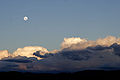 An Bulan sa ibabaw kan cumulus na urap