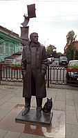 Памятник Михаилу Булгакову во Владикавказе на проспекте Мира