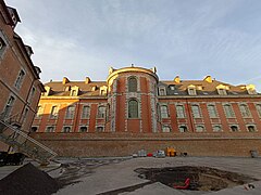 Ancien hôpital rénové depuis la cour en travaux de la bibliothèque universitaire