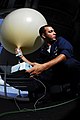 米国の空母 キティーホークからラジオゾンデを放つ準備をする気象担当者