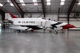 En F-4 Phantom II i Thunderbirdsmålning på Pima Air & Space Museum.