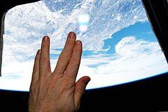 O astronauta da NASA Terry W. Virts fazendo a saudação vulcana direto da Estação Espacial Internacional, em 27 de fevereiro de 2015, para homenagear o falecido Leonard Nimoy. A saudação foi feita sobre a cidade de Boston, onde ele nasceu.