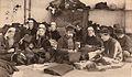 Вышивальщики и вышивальщицы из Пон-л’Аббе (Бигуден) в народных костюмах, открытка 1909 г.
