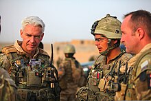 یک افسر مأمور یا دارای اختیارات (سمت چپ) و یک افسر-غیرمأمورِ نیروی زمینی ارتش بریتانیا در حال آماده‌سازی برای ماموریت در افغانستان